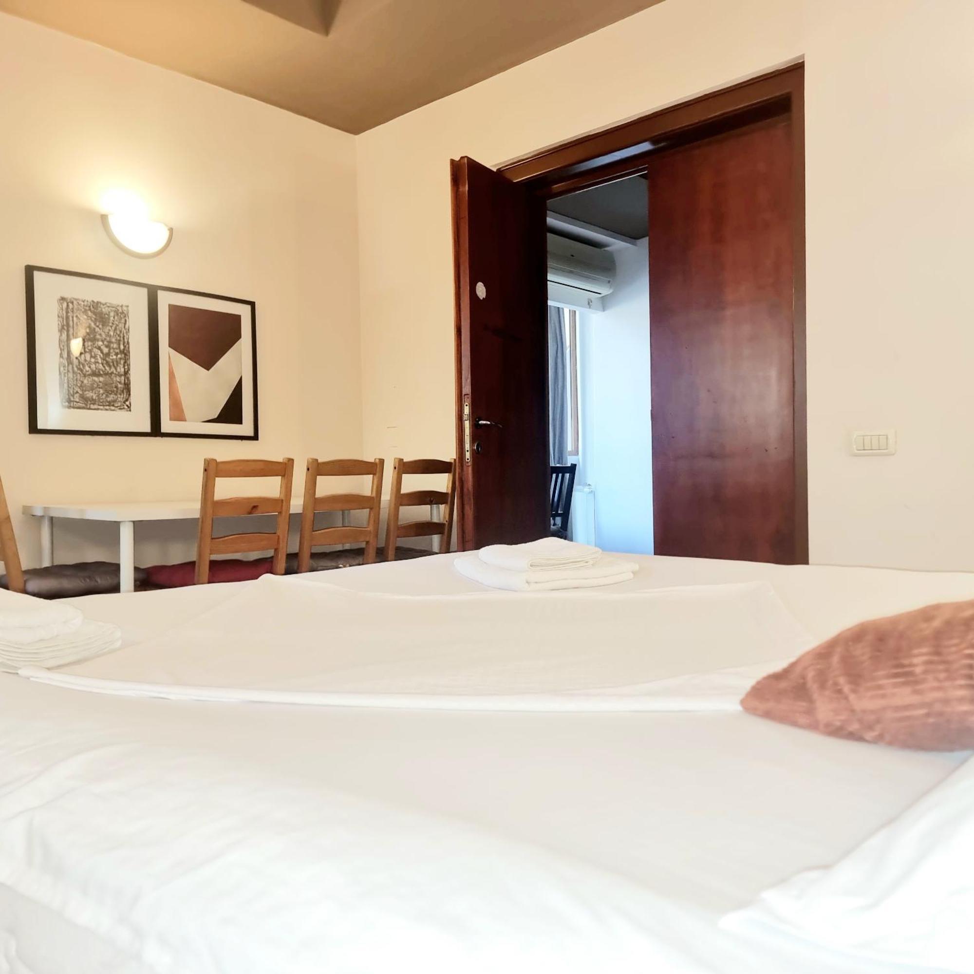 Peaceful Getaway - Generous 3-Bedroom Sanctuary - Close To Historic Old Town Bukarest Exterior foto