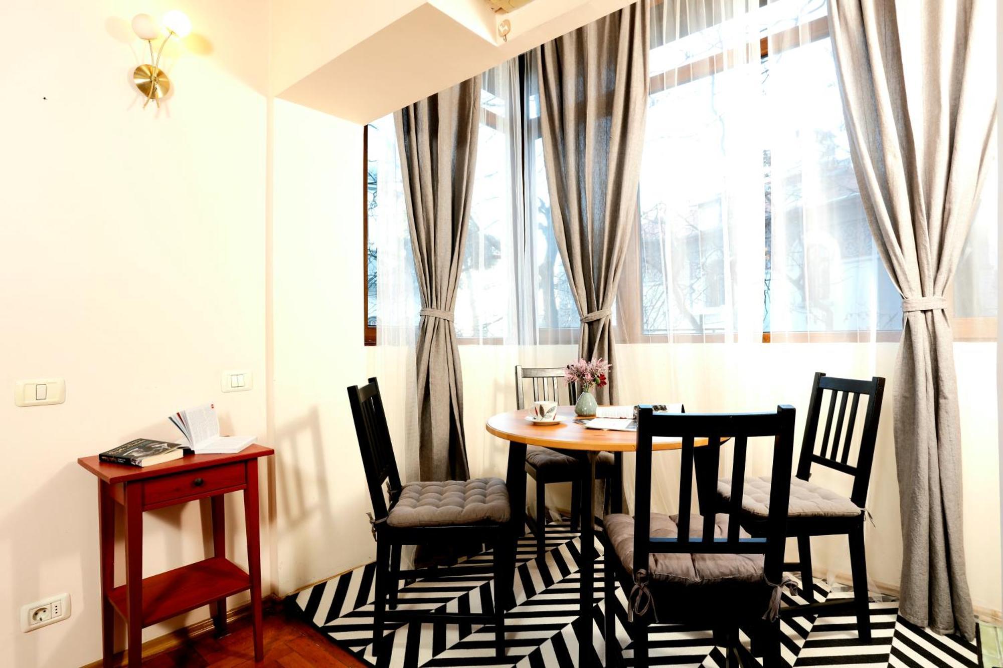 Peaceful Getaway - Generous 3-Bedroom Sanctuary - Close To Historic Old Town Bukarest Exterior foto